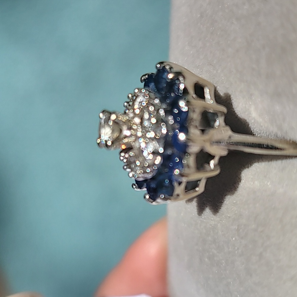 14k Vintage Blue Sappire and Diamonds Floral Ring - Picture 4 of 6